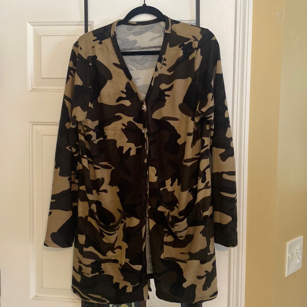 Lightweight cardigan- looks great with black T-shirt and leggings!!